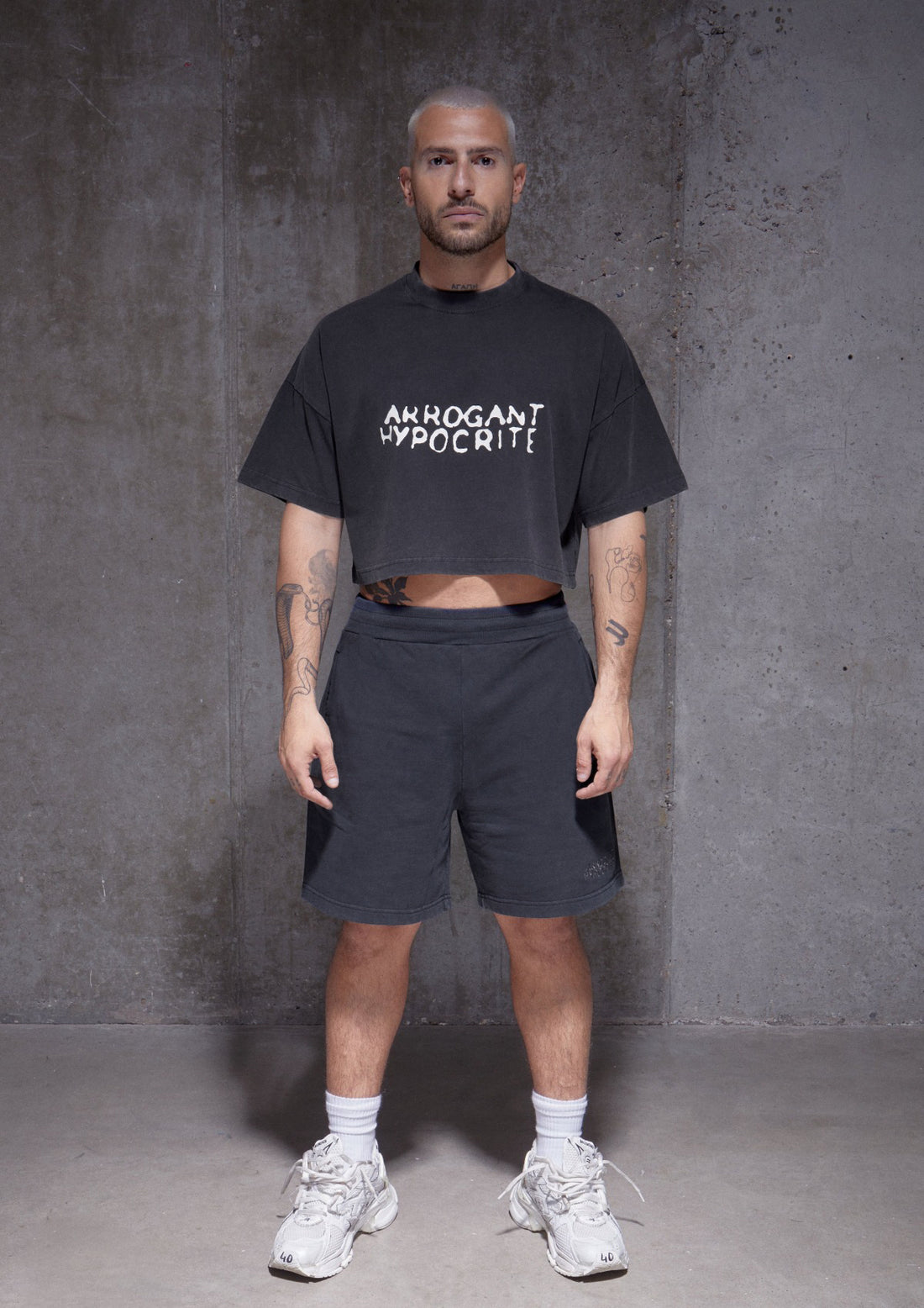 ARROGANT HYPOCRITE CROPPED TEE [CHARCOAL]