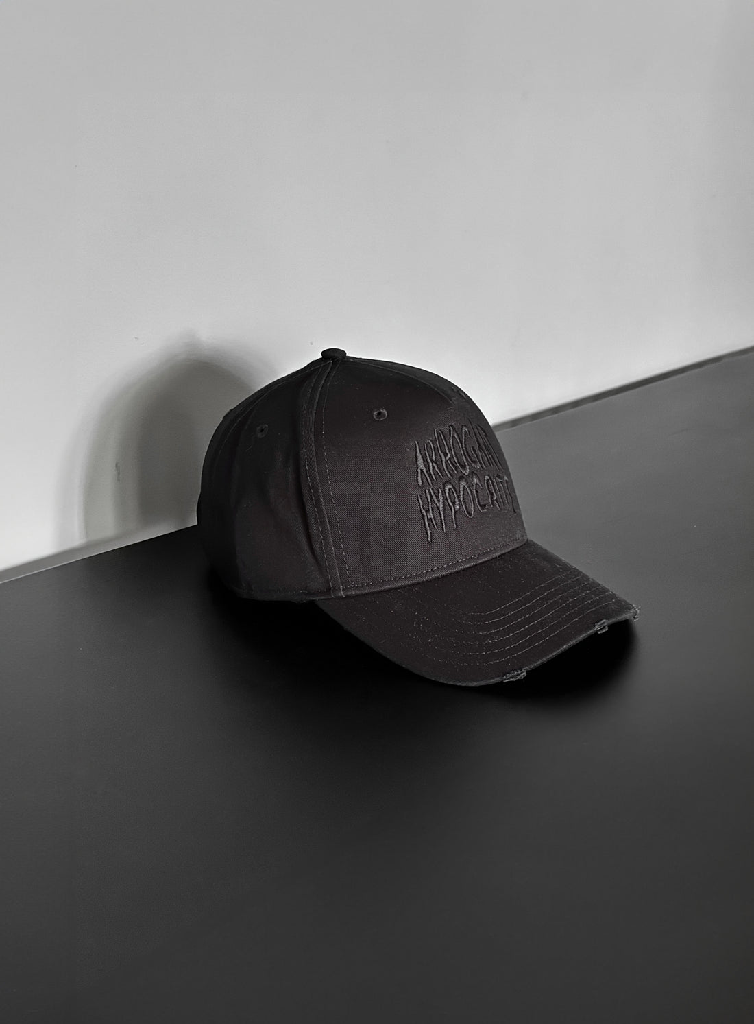 WARPED LOGO CAP [BLACK]